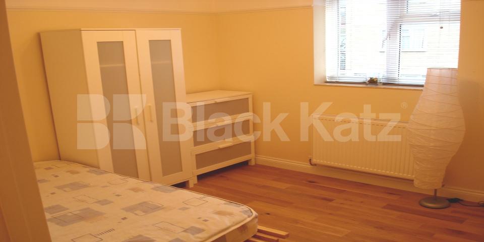 			GREAT FOR 3 SHARERS!, 2 Bedroom, 1 bath, 1 reception Flat			 Hall Place, LITTLE VENICE